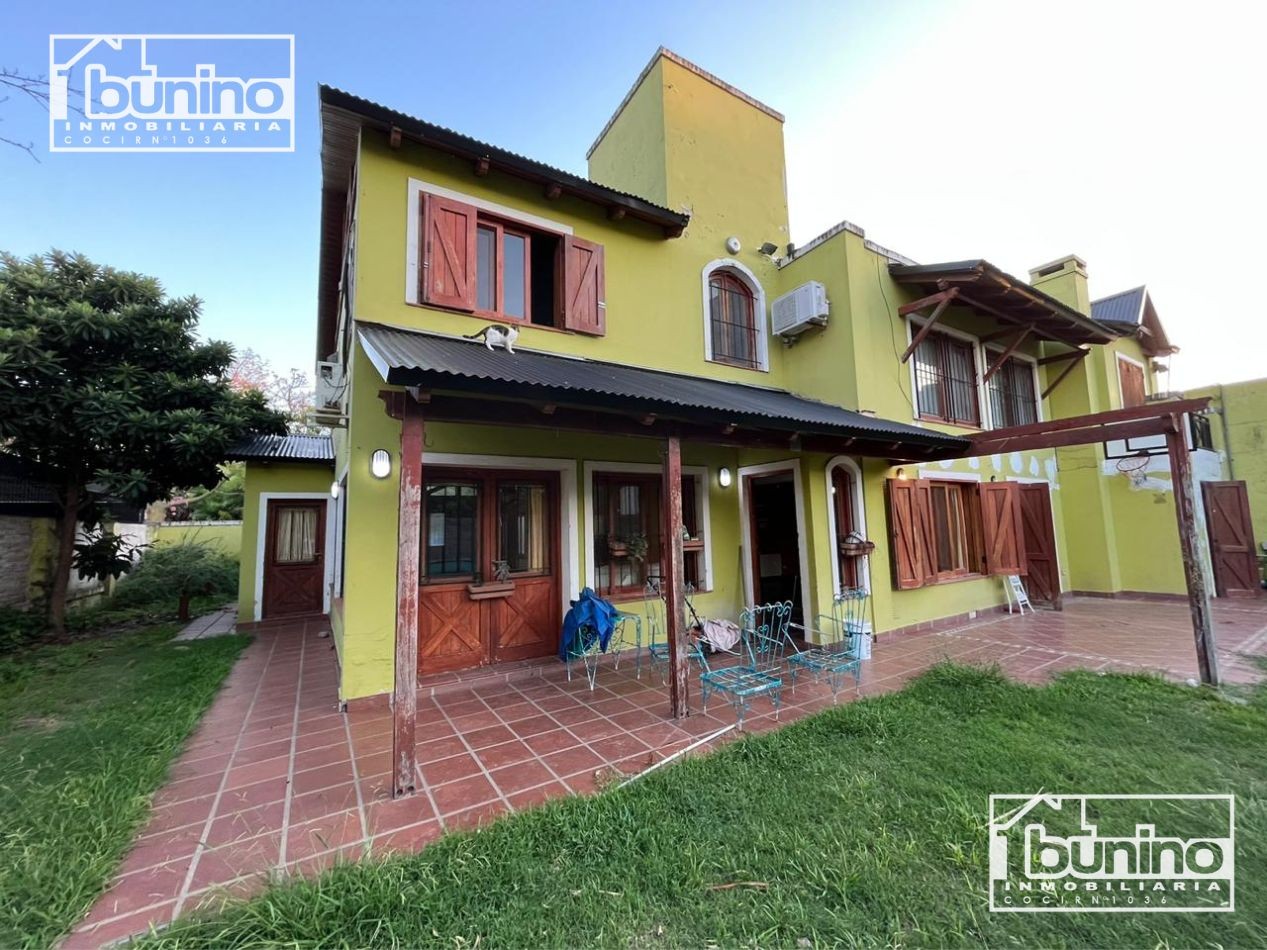 Casa en venta en Baigorria - 4 dormitorios. A 50 metros de la costanera 