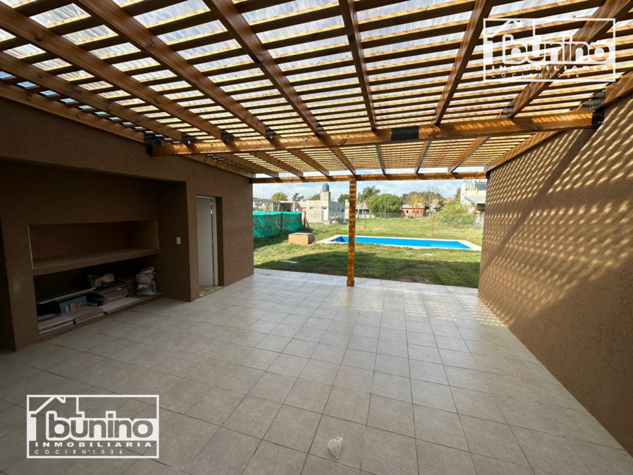 Casa EN VENTA 2 dormitorios, piscina y cochera - Funes Norte