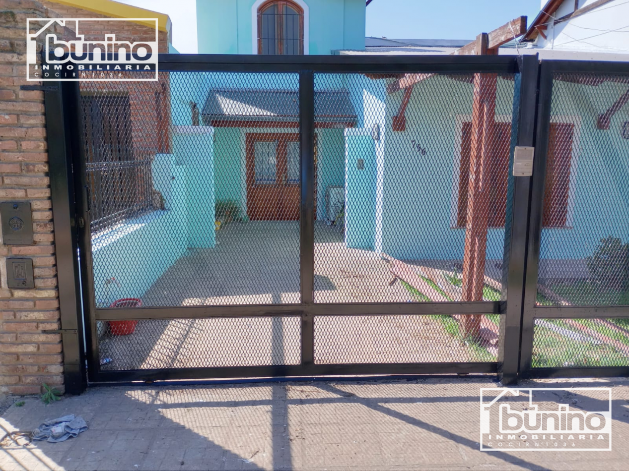 Casa en venta en Baigorria - 4 dormitorios. A 50 metros de la costanera 