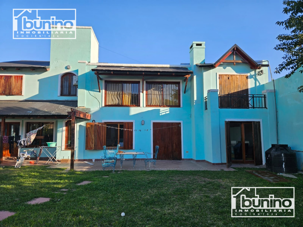 Casa en venta en Baigorria - 4 dormitorios. A 50 metros de la costanera 