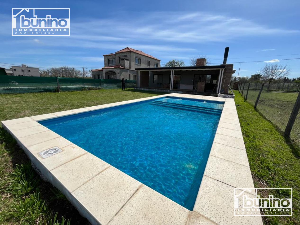 Casa en alquiler permanente en Ibarlucea, Country Las Casuarinas - 2 dormitorios, parque y piscina