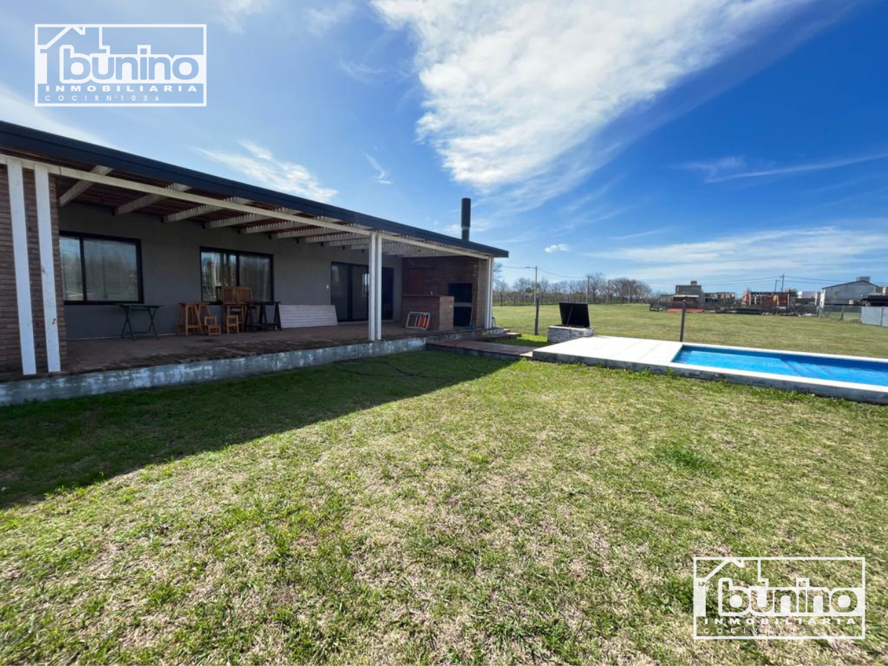 Casa en alquiler permanente en Ibarlucea, Country Las Casuarinas - 2 dormitorios, parque y piscina