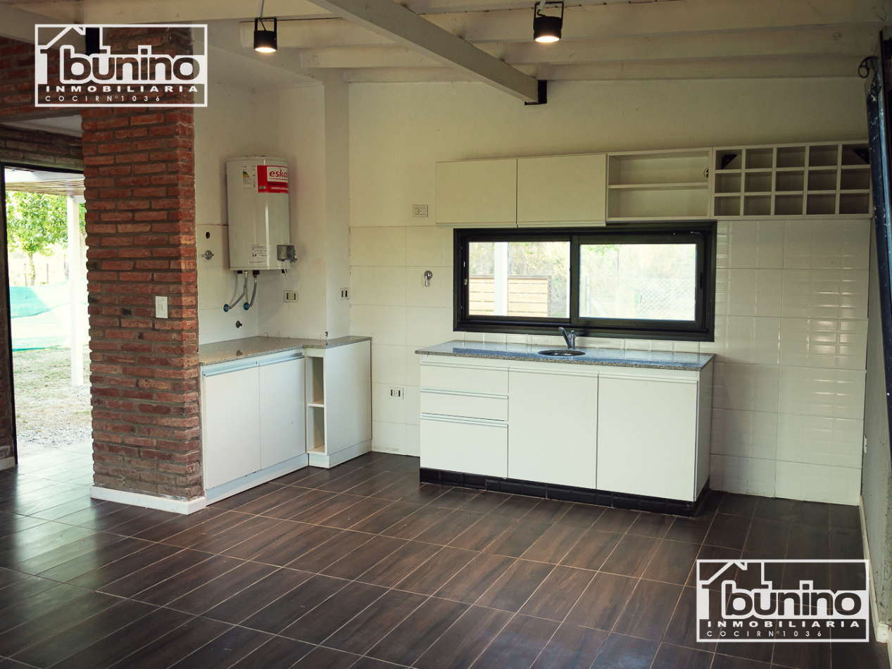 Casa en alquiler permanente en Ibarlucea, Country Las Casuarinas - 2 dormitorios, parque y piscina