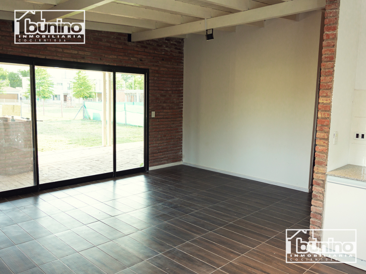 Casa en alquiler permanente en Ibarlucea, Country Las Casuarinas - 2 dormitorios, parque y piscina