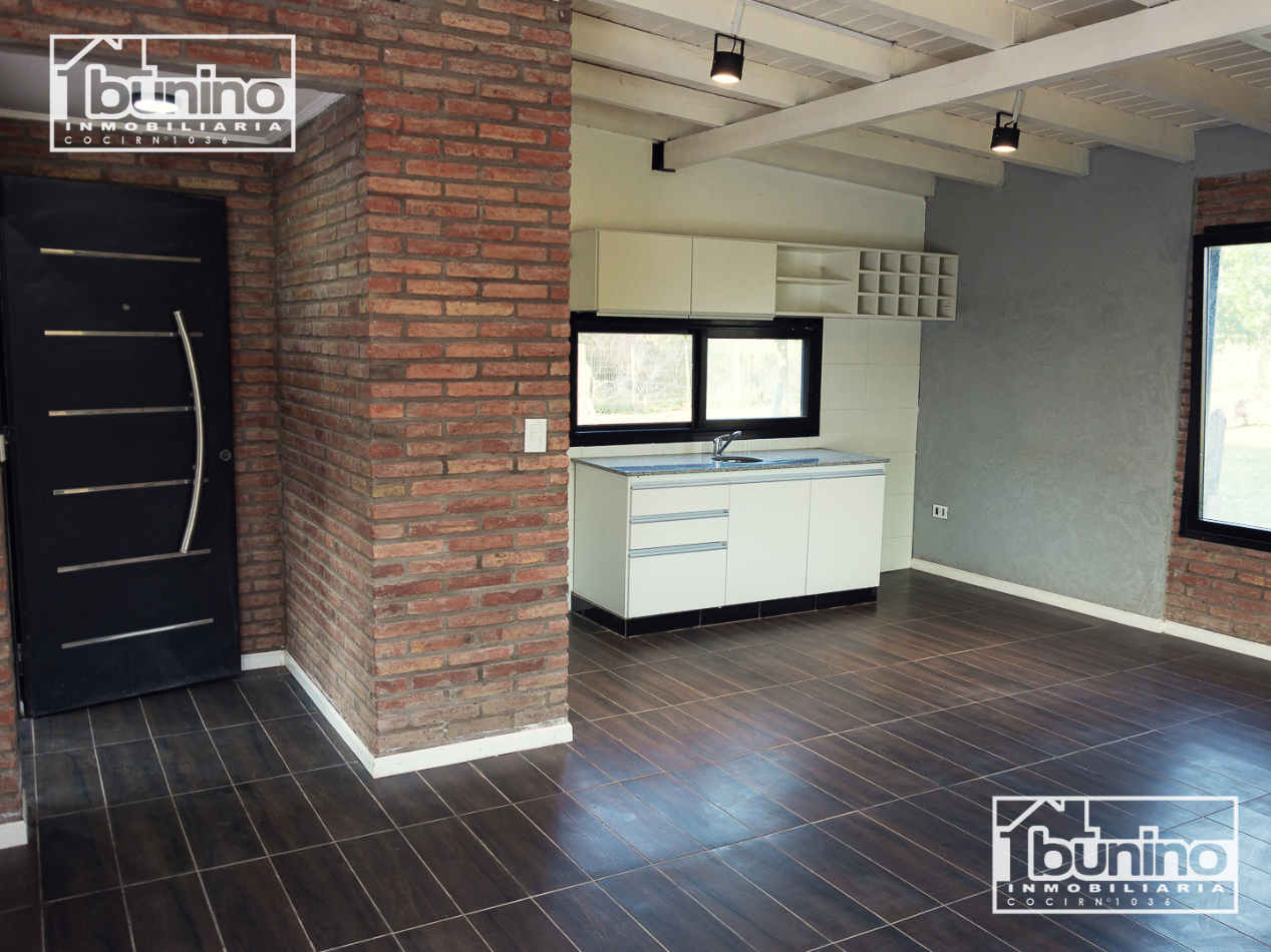 Casa en alquiler permanente en Ibarlucea, Country Las Casuarinas - 2 dormitorios, parque y piscina