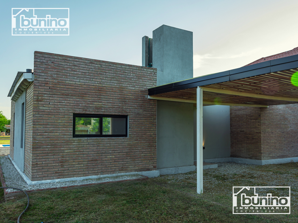 Casa en alquiler permanente en Ibarlucea, Country Las Casuarinas - 2 dormitorios, parque y piscina