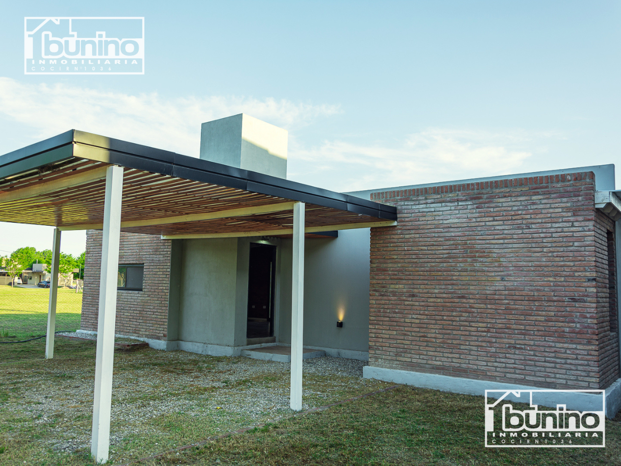 Casa en alquiler permanente en Ibarlucea, Country Las Casuarinas - 2 dormitorios, parque y piscina