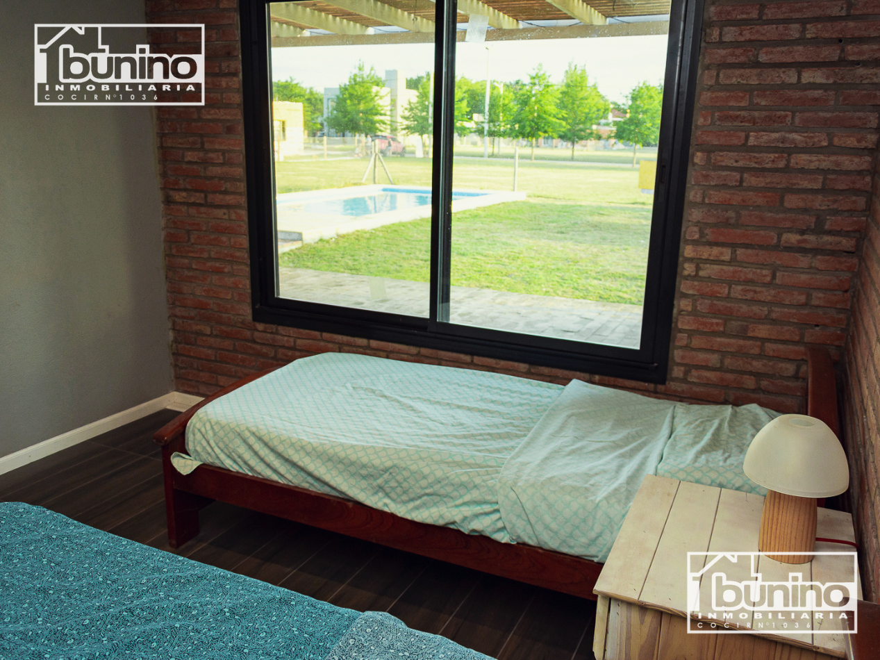 Casa en alquiler permanente en Ibarlucea, Country Las Casuarinas - 2 dormitorios, parque y piscina