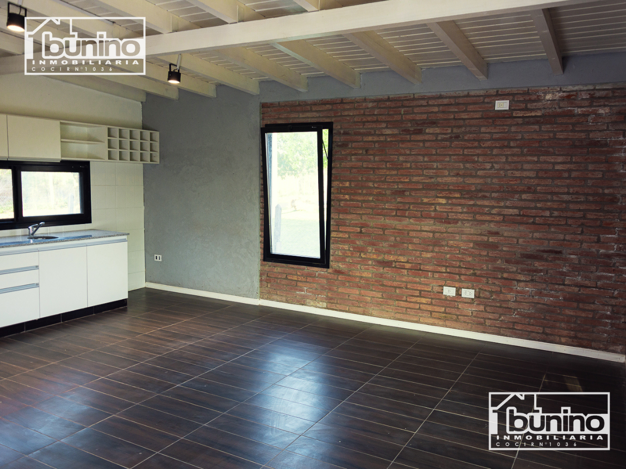 Casa en alquiler permanente en Ibarlucea, Country Las Casuarinas - 2 dormitorios, parque y piscina