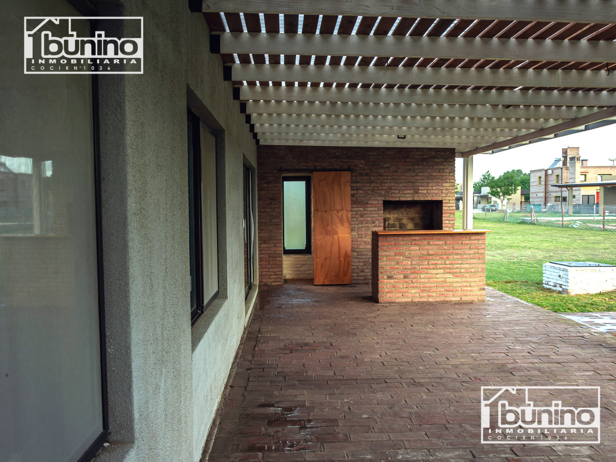 Casa en alquiler permanente en Ibarlucea, Country Las Casuarinas - 2 dormitorios, parque y piscina