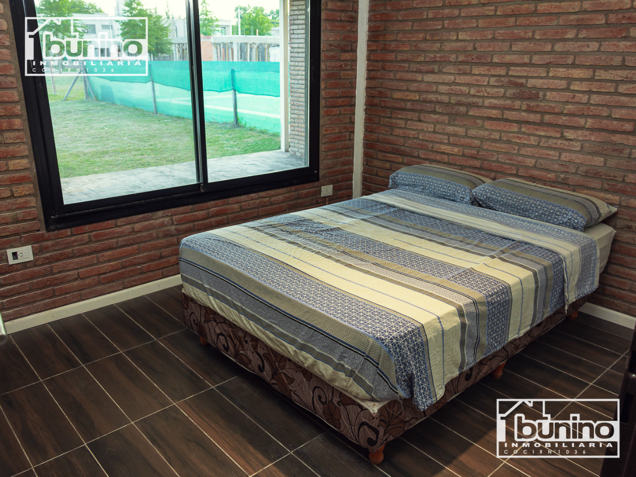 Casa en alquiler permanente en Ibarlucea, Country Las Casuarinas - 2 dormitorios, parque y piscina