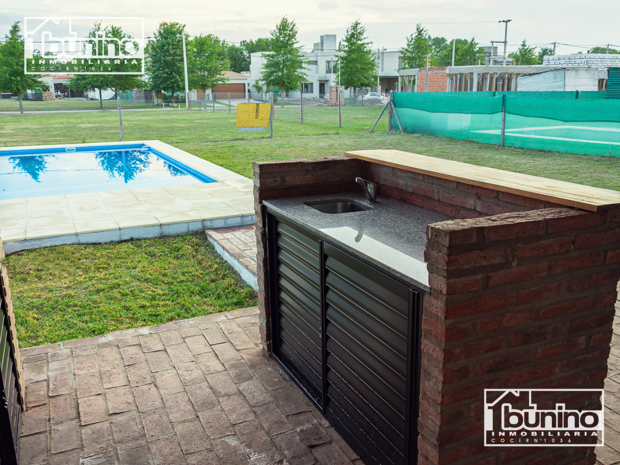 Casa en alquiler permanente en Ibarlucea, Country Las Casuarinas - 2 dormitorios, parque y piscina