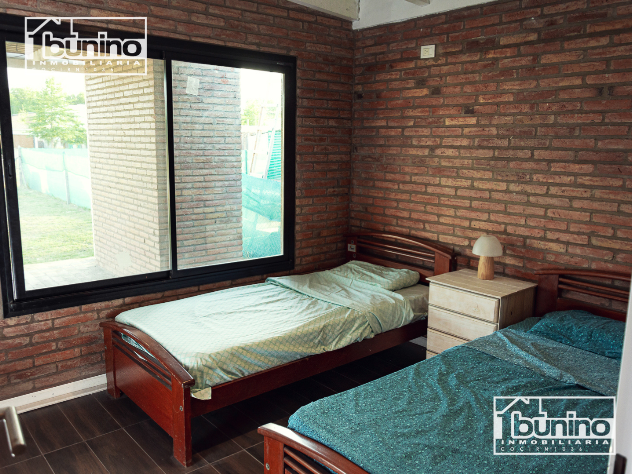 Casa en alquiler permanente en Ibarlucea, Country Las Casuarinas - 2 dormitorios, parque y piscina