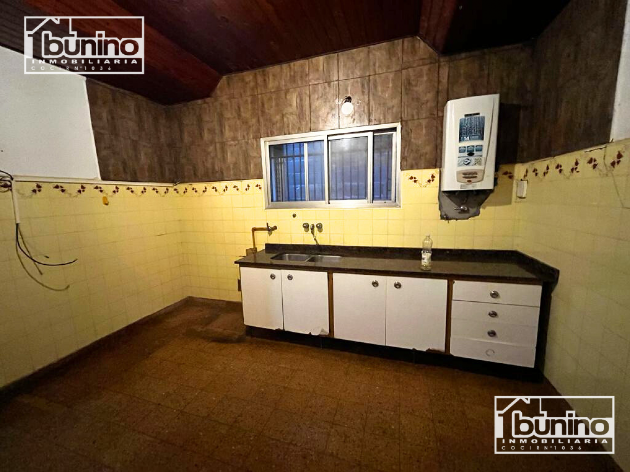 Casa a la venta de 2 dormitorios, cochera y quincho - Capitan Bermudez