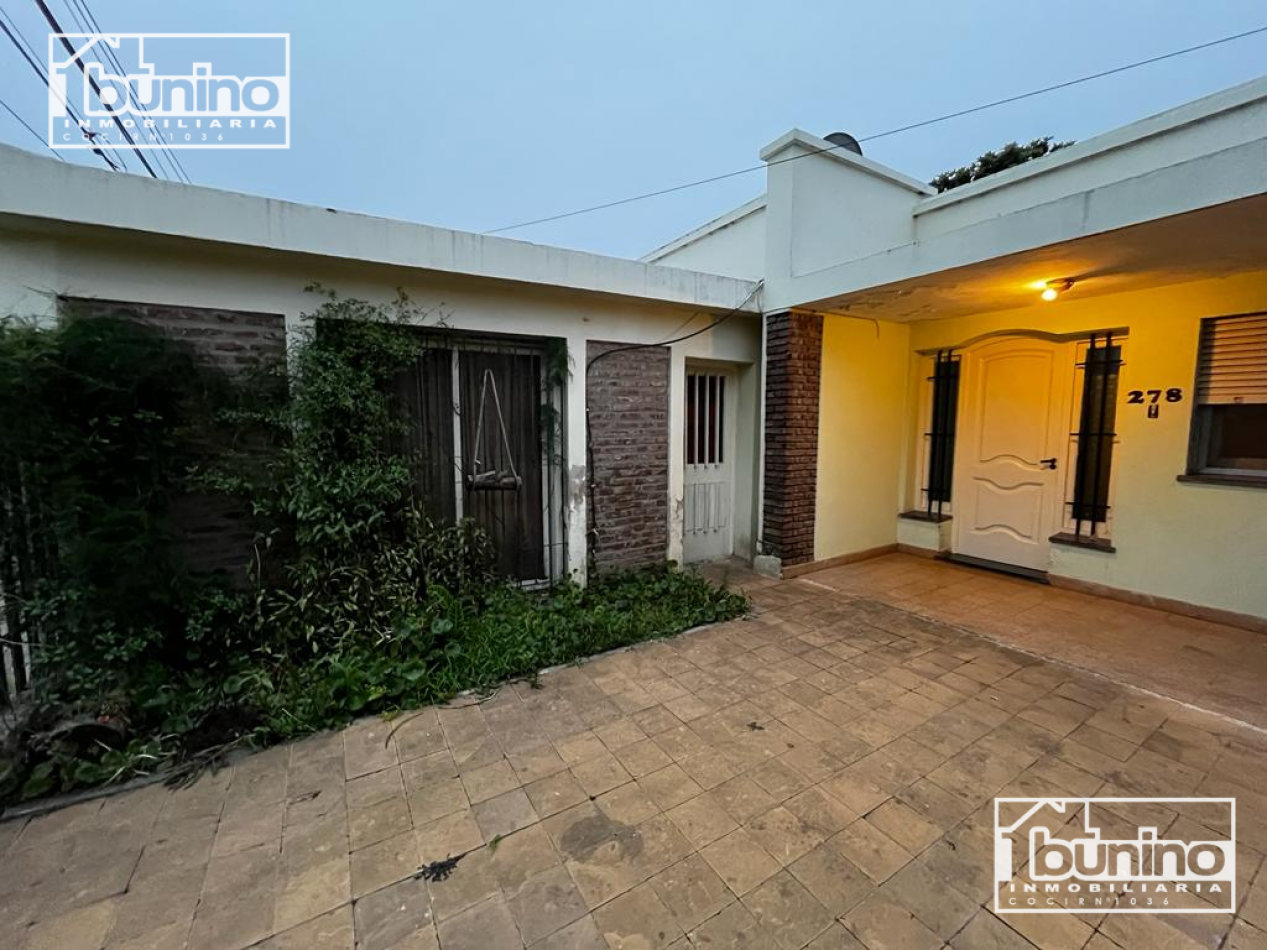 Casa a la venta de 2 dormitorios, cochera y quincho - Capitan Bermudez
