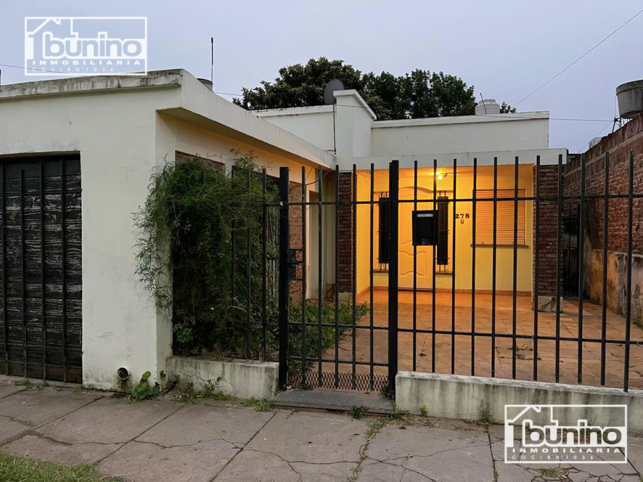 Casa a la venta de 2 dormitorios, cochera y quincho - Capitan Bermudez