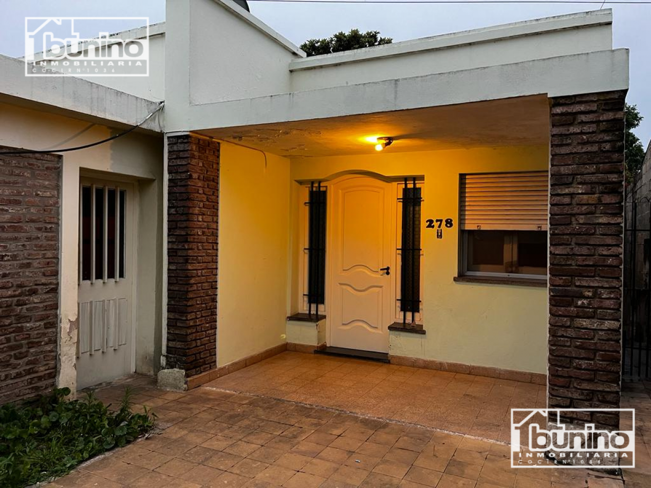 Casa a la venta de 2 dormitorios, cochera y quincho - Capitan Bermudez