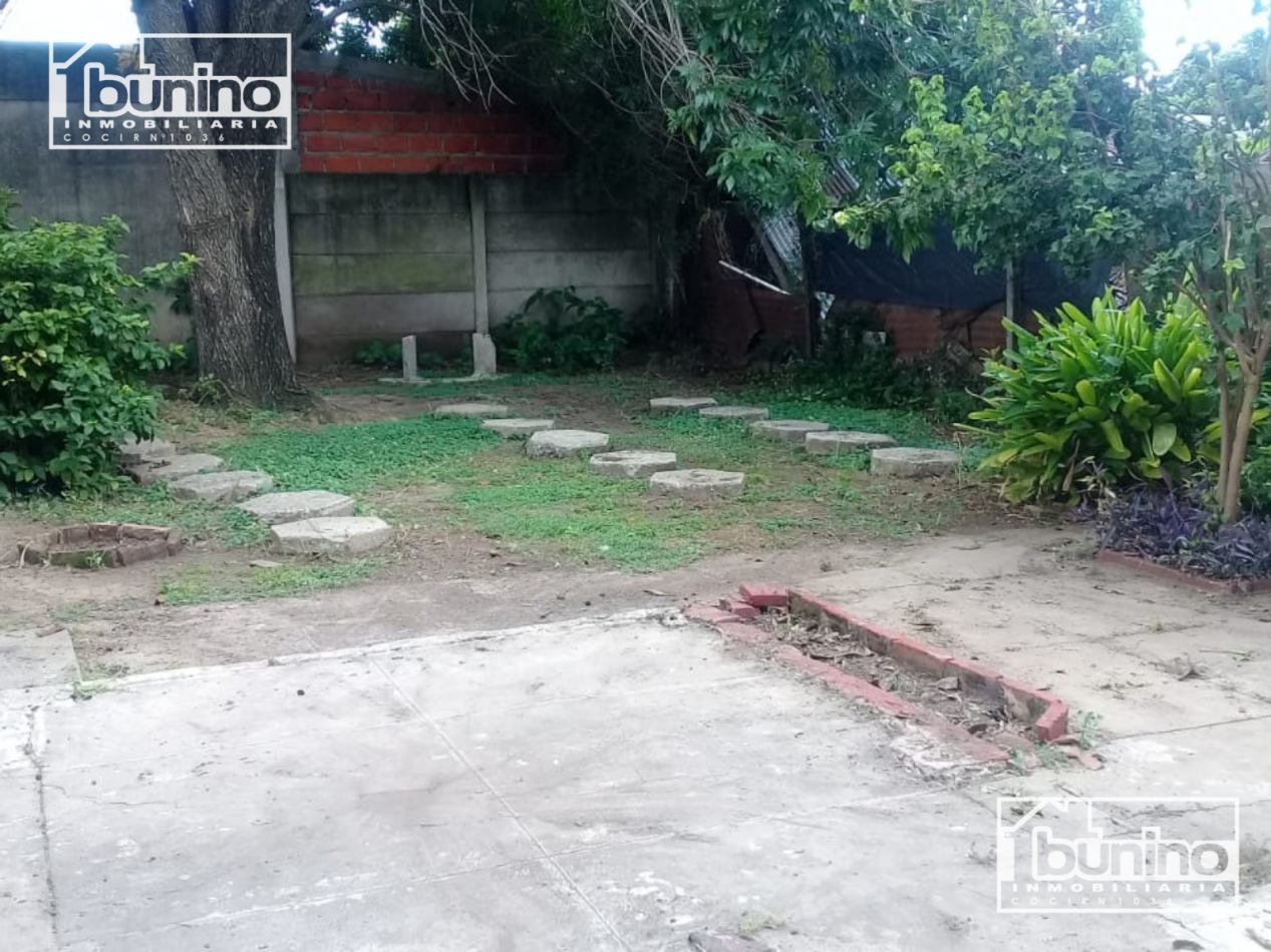 Casa a la venta de 2 dormitorios, cochera y quincho - Capitan Bermudez