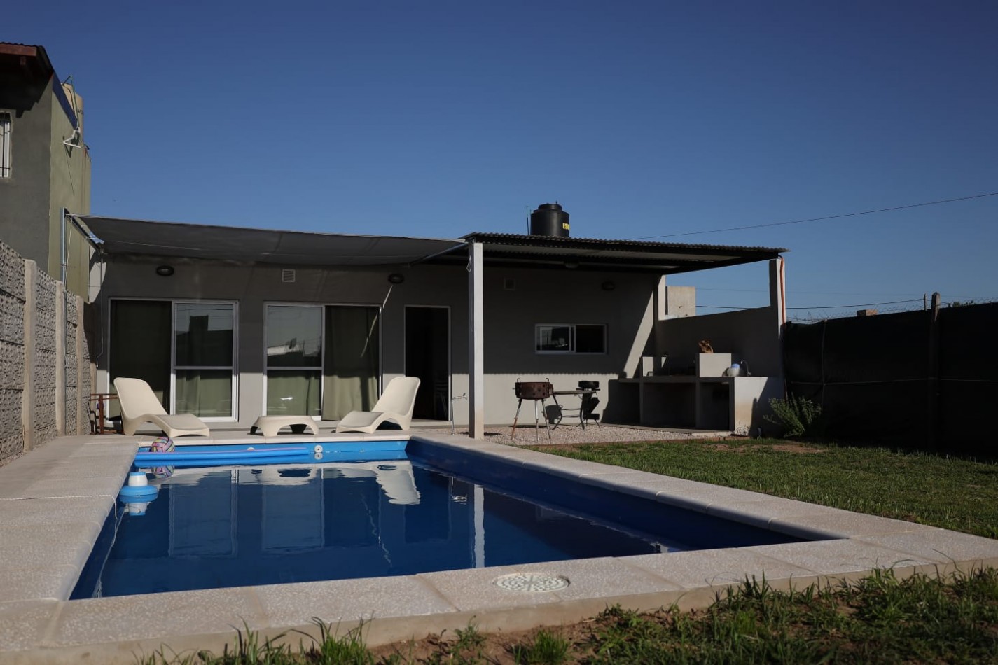 Casa tipo loft en venta en Granadero Baigorria - Con piscina y parque