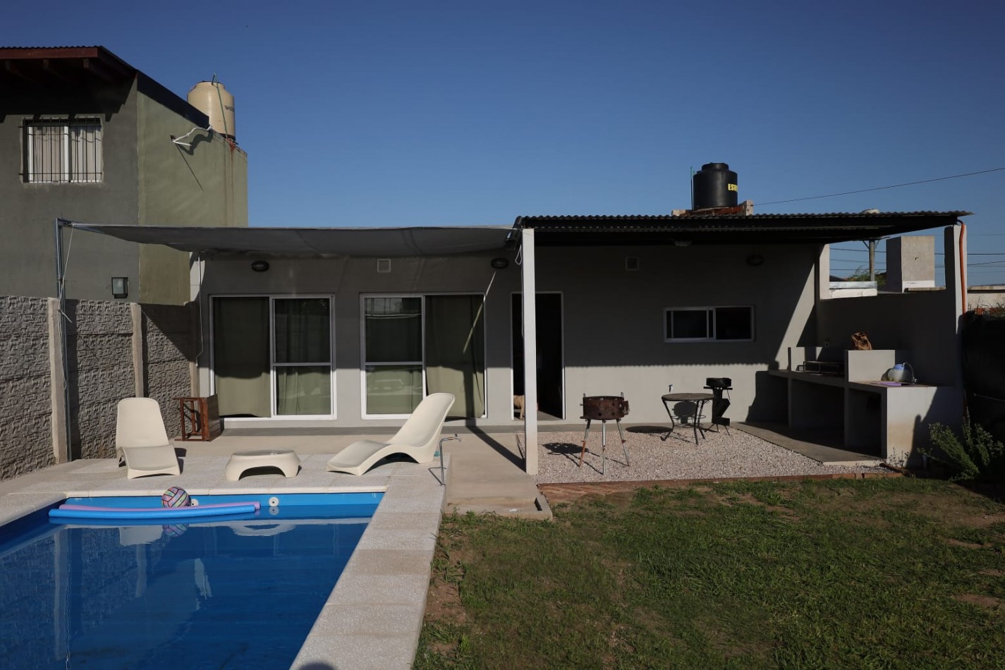 Casa tipo loft en venta en Granadero Baigorria - Con piscina y parque