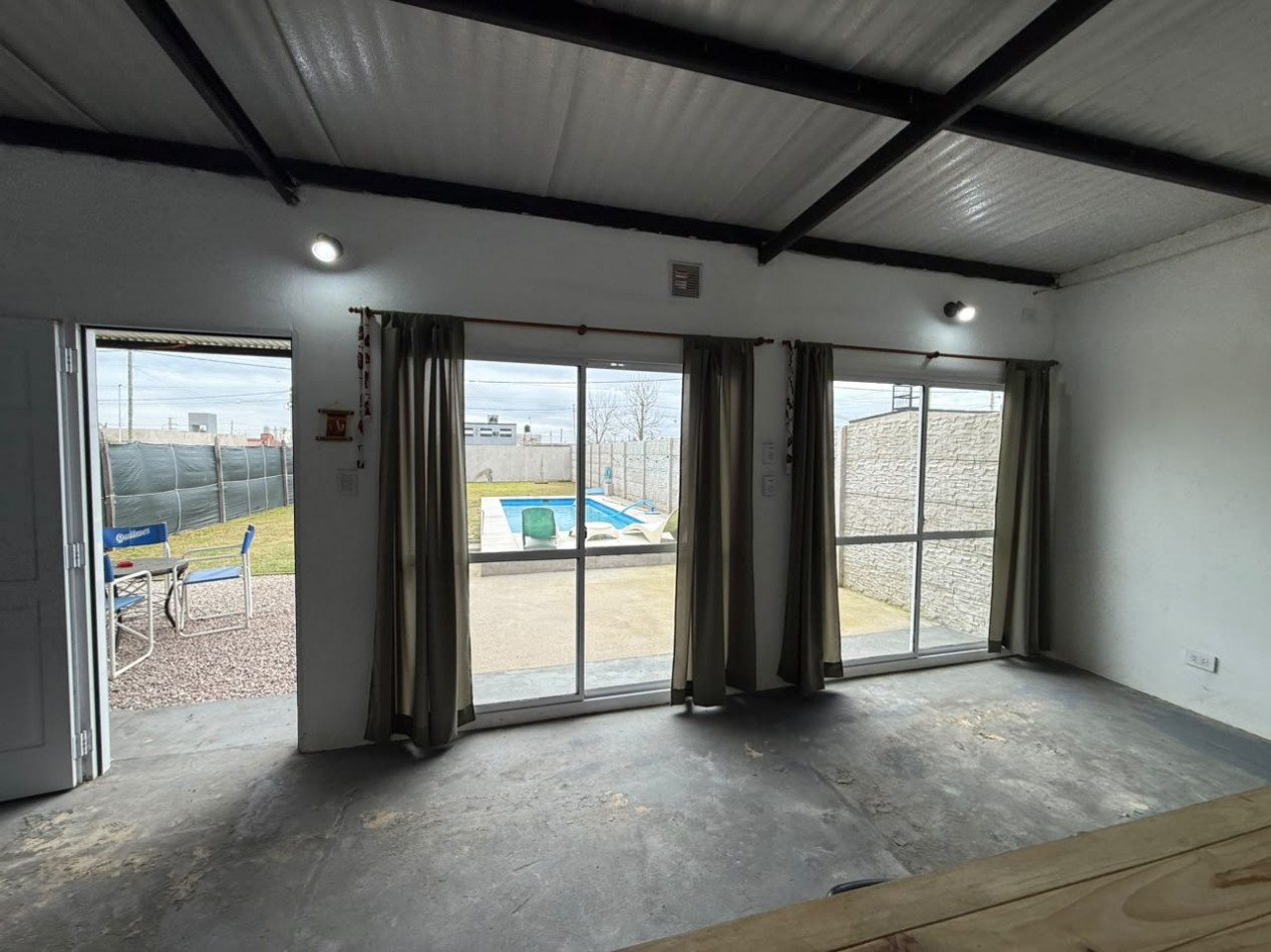 Casa tipo loft en venta en Granadero Baigorria - Con piscina y parque