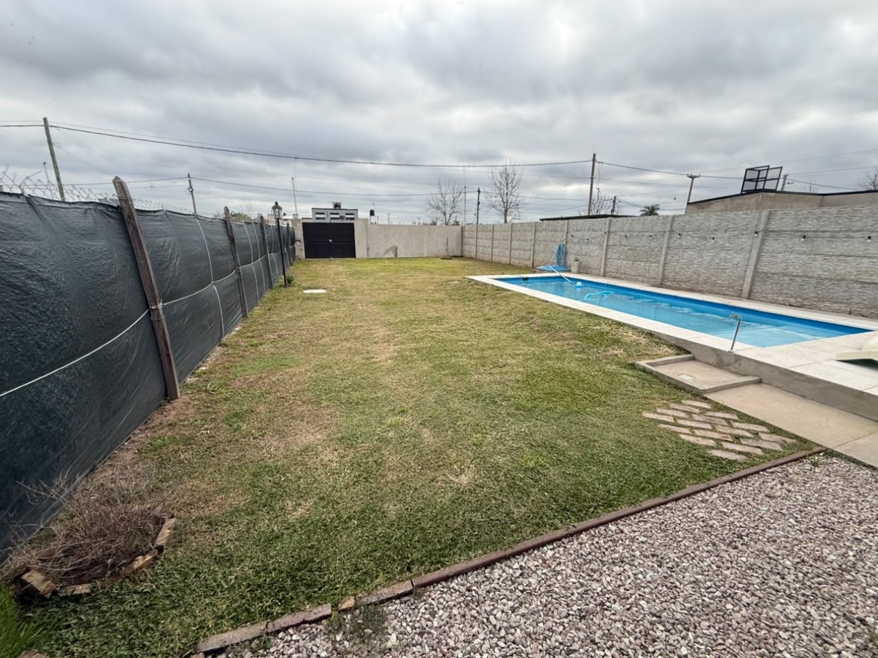 Casa tipo loft en venta en Granadero Baigorria - Con piscina y parque