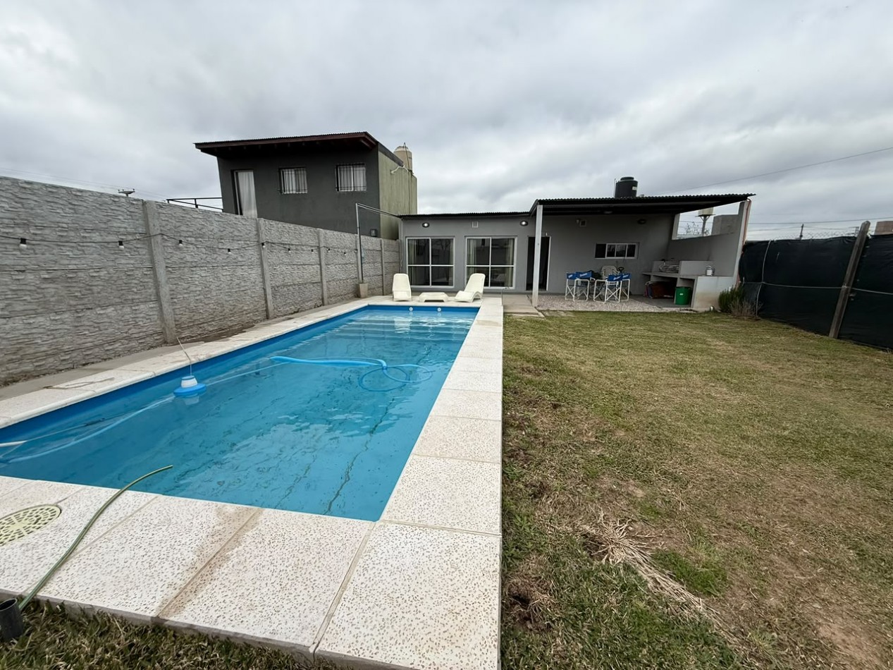 Casa tipo loft en venta en Granadero Baigorria - Con piscina y parque