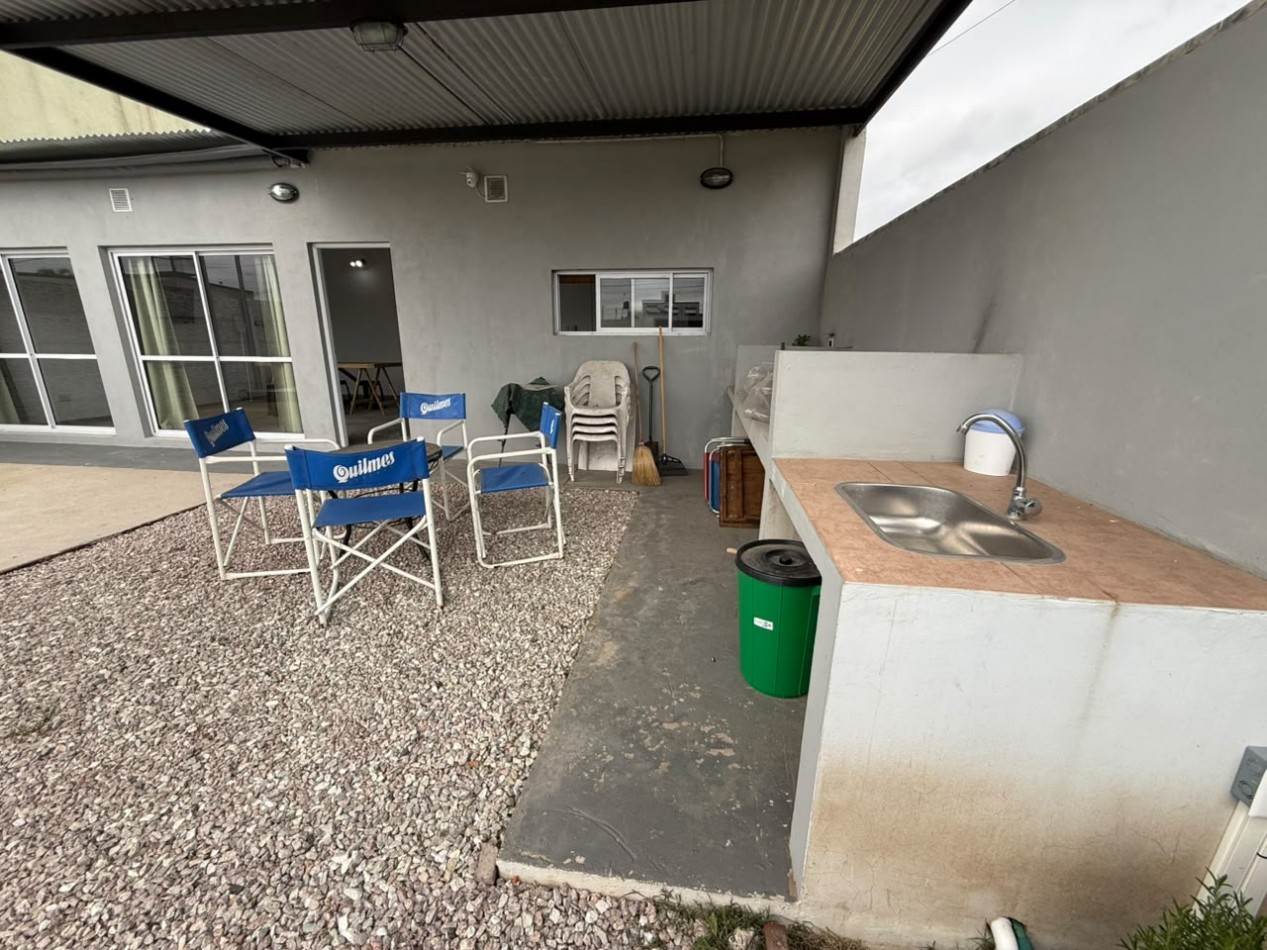 Casa tipo loft en venta en Granadero Baigorria - Con piscina y parque