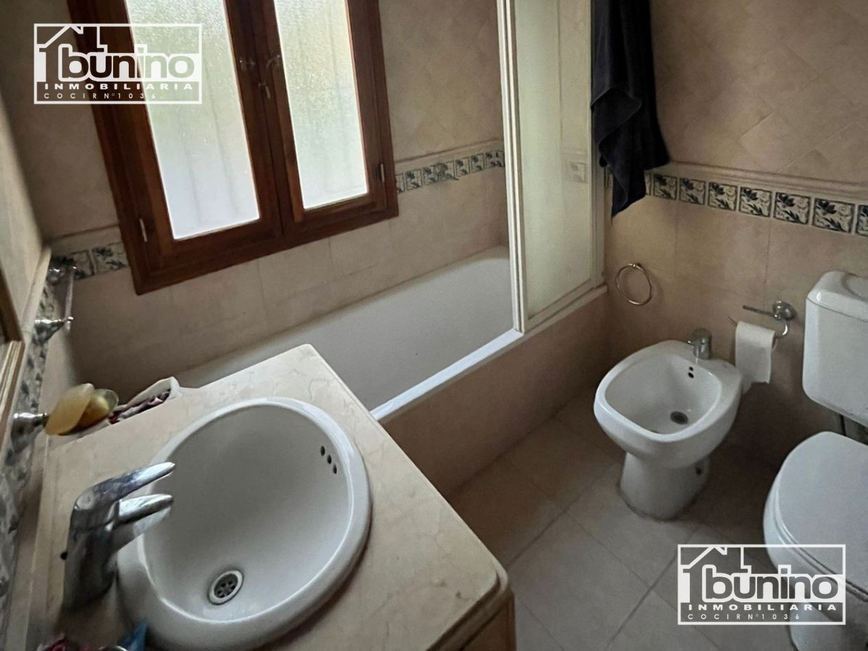 Casa en alquiler en Baigorria, 4 dormitorios - 50 metros de costanera 