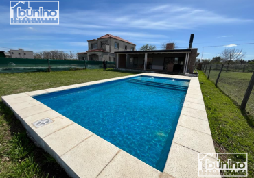 Casa en alquiler permanente en Ibarlucea, Country Las Casuarinas - 2 dormitorios, parque y piscina