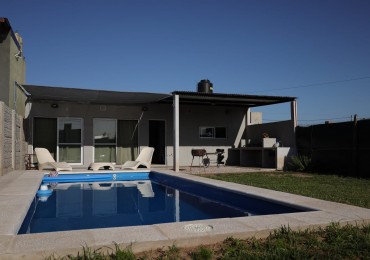 Casa tipo loft en venta en Granadero Baigorria - Con piscina y parque